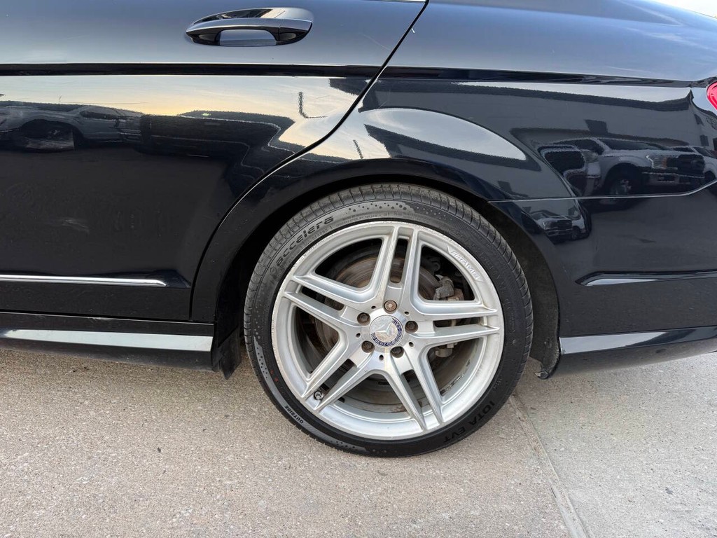 Mercedes-Benz C-Class Vehicle Full-screen Gallery Image 37