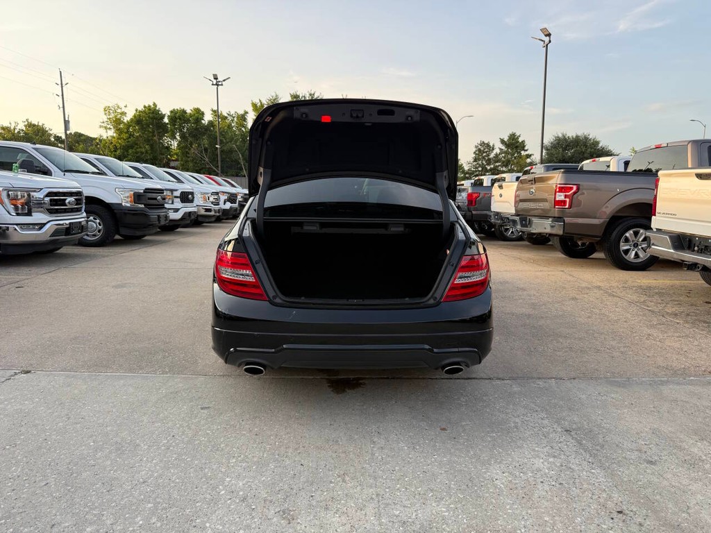 Mercedes-Benz C-Class Vehicle Full-screen Gallery Image 38