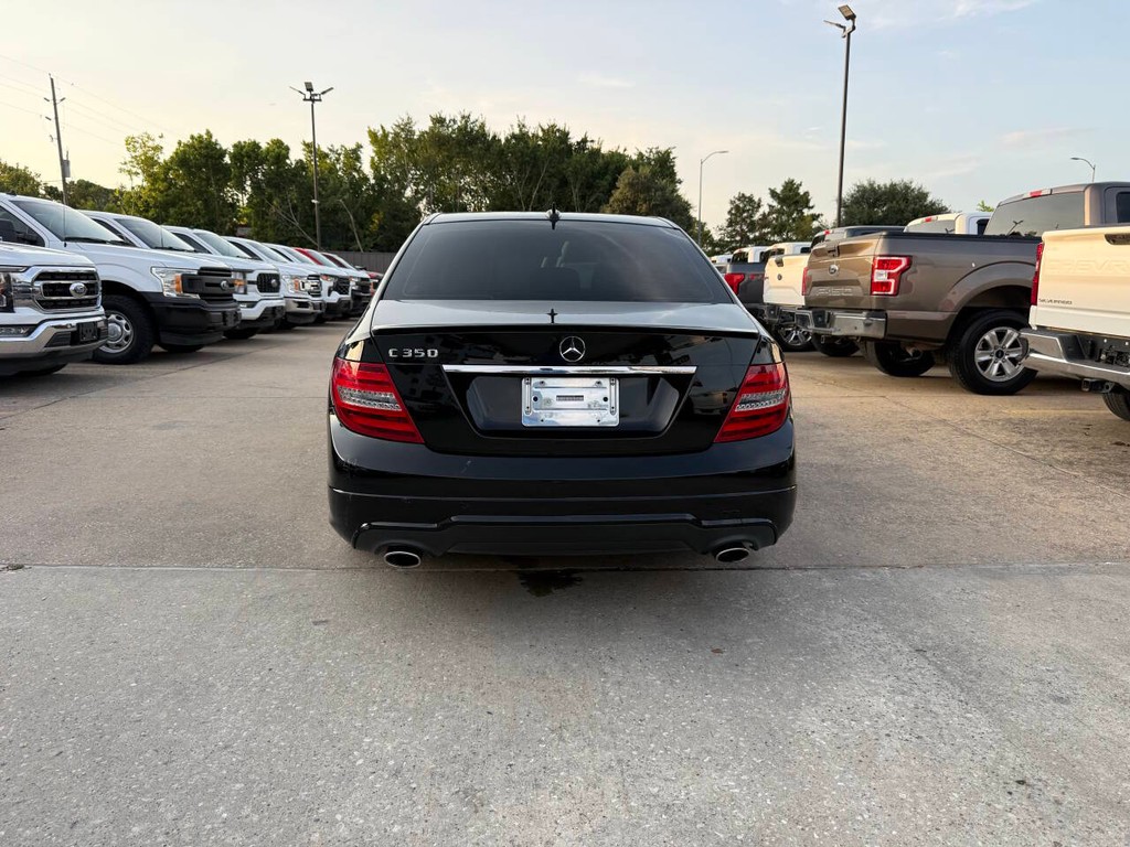 Mercedes-Benz C-Class Vehicle Full-screen Gallery Image 39