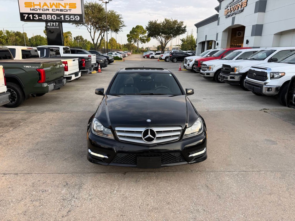 Mercedes-Benz C-Class Vehicle Full-screen Gallery Image 40