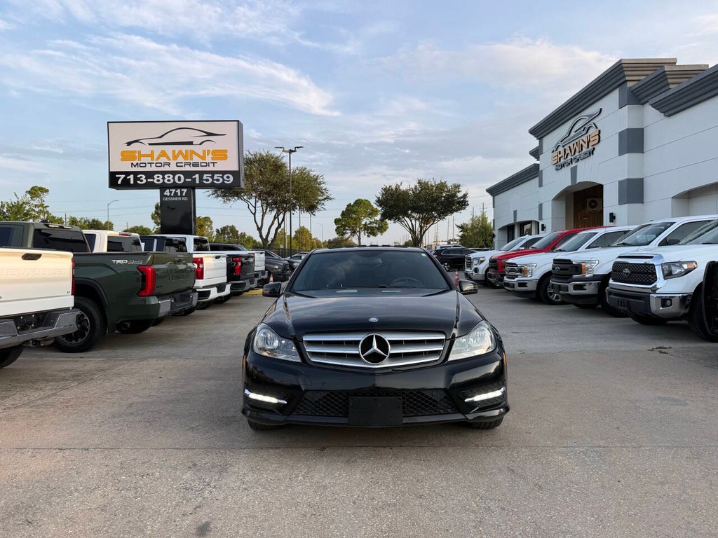 Mercedes-Benz C-Class Vehicle Full-screen Gallery Image 41