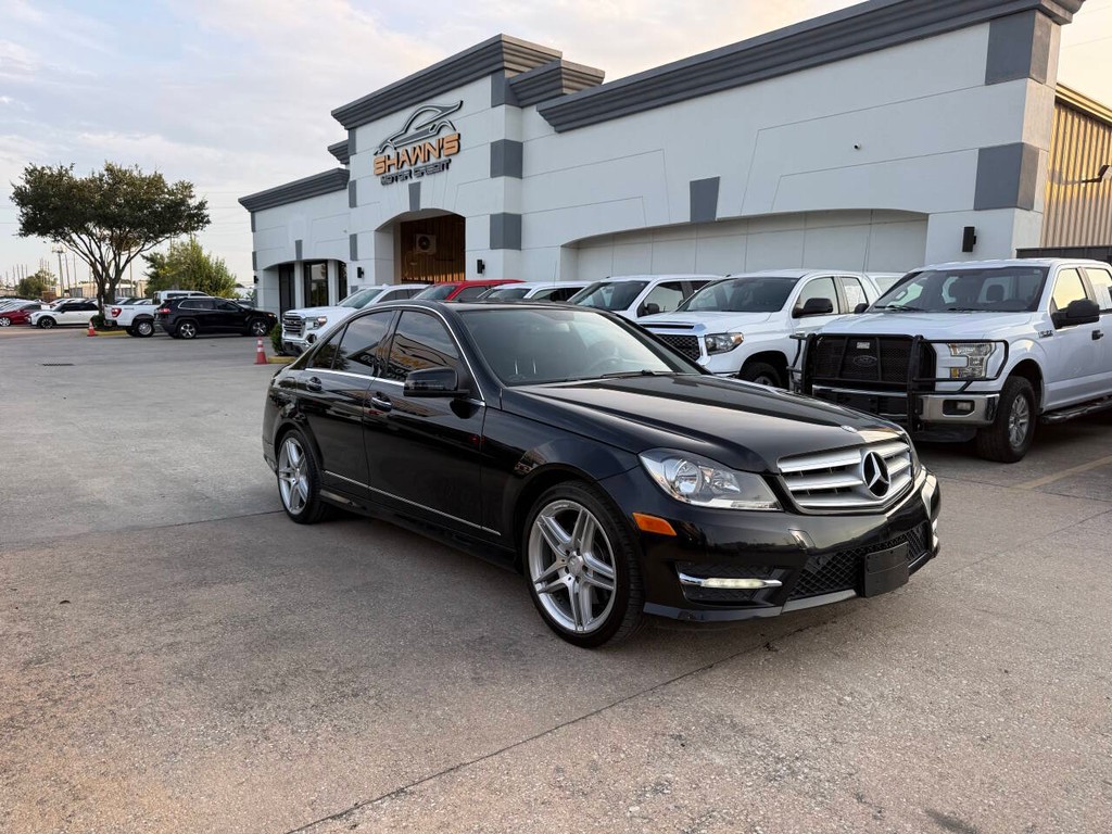Mercedes-Benz C-Class Vehicle Full-screen Gallery Image 42