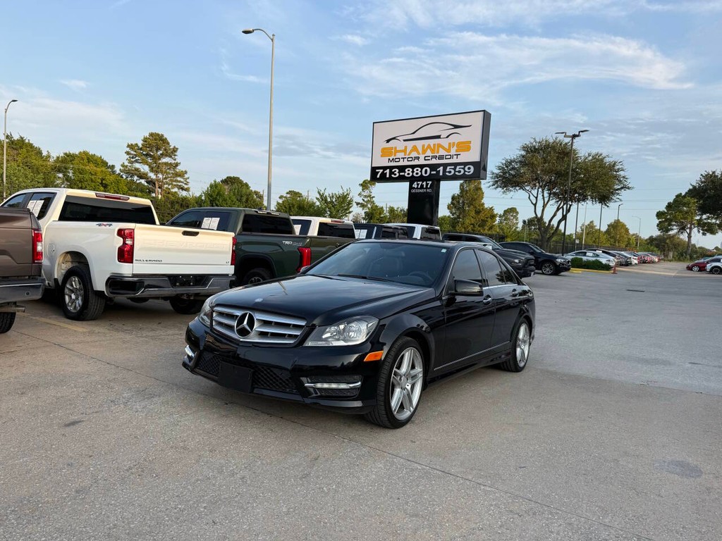 Mercedes-Benz C-Class Vehicle Full-screen Gallery Image 43
