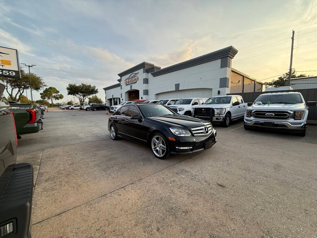 Mercedes-Benz C-Class Vehicle Full-screen Gallery Image 44