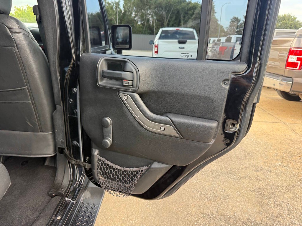 Jeep Wrangler Unlimited Vehicle Full-screen Gallery Image 16