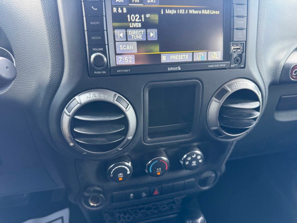 Jeep Wrangler Unlimited Vehicle Full-screen Gallery Image 26