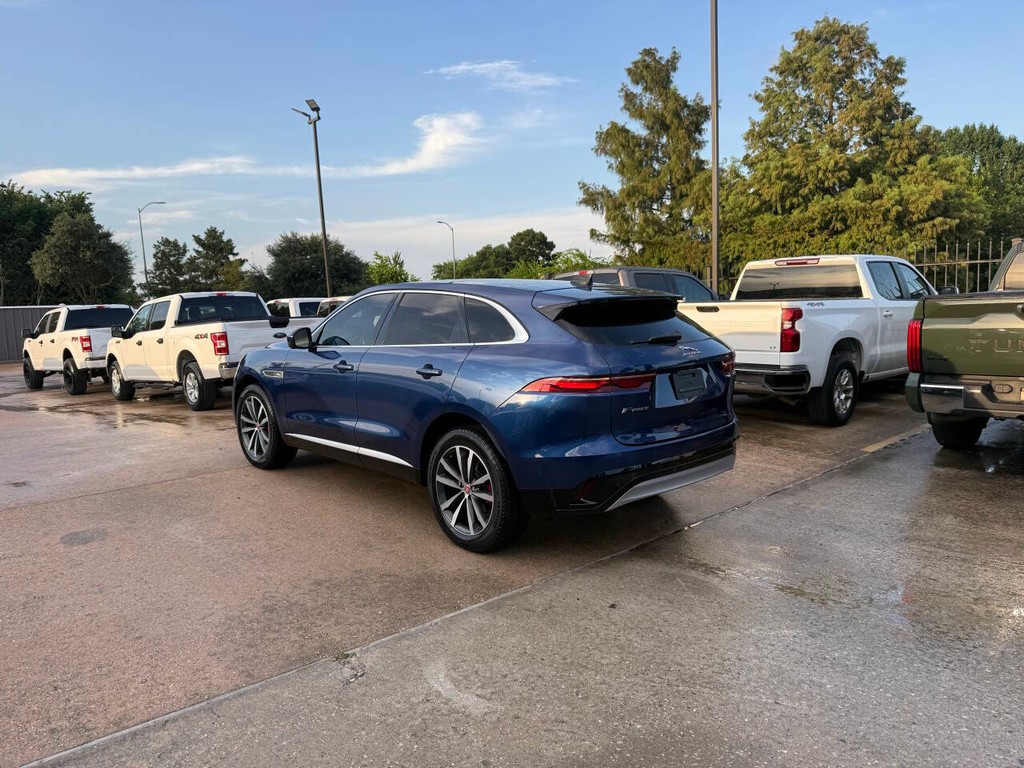 Jaguar F-PACE Vehicle Full-screen Gallery Image 04