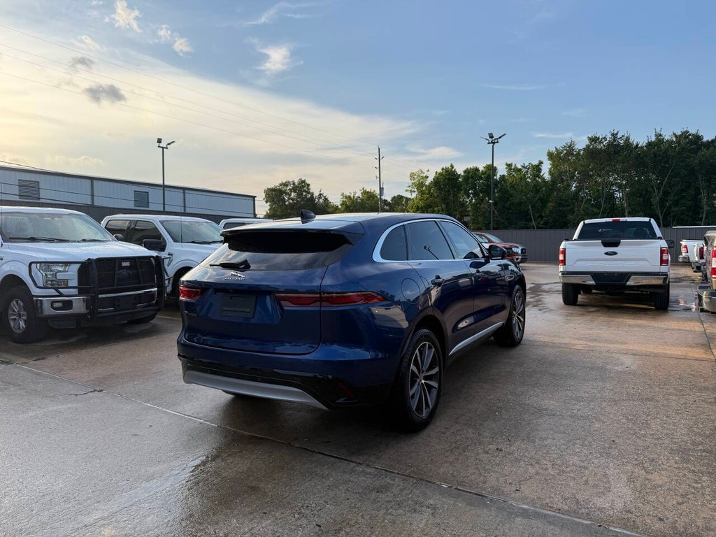 Jaguar F-PACE Vehicle Full-screen Gallery Image 05