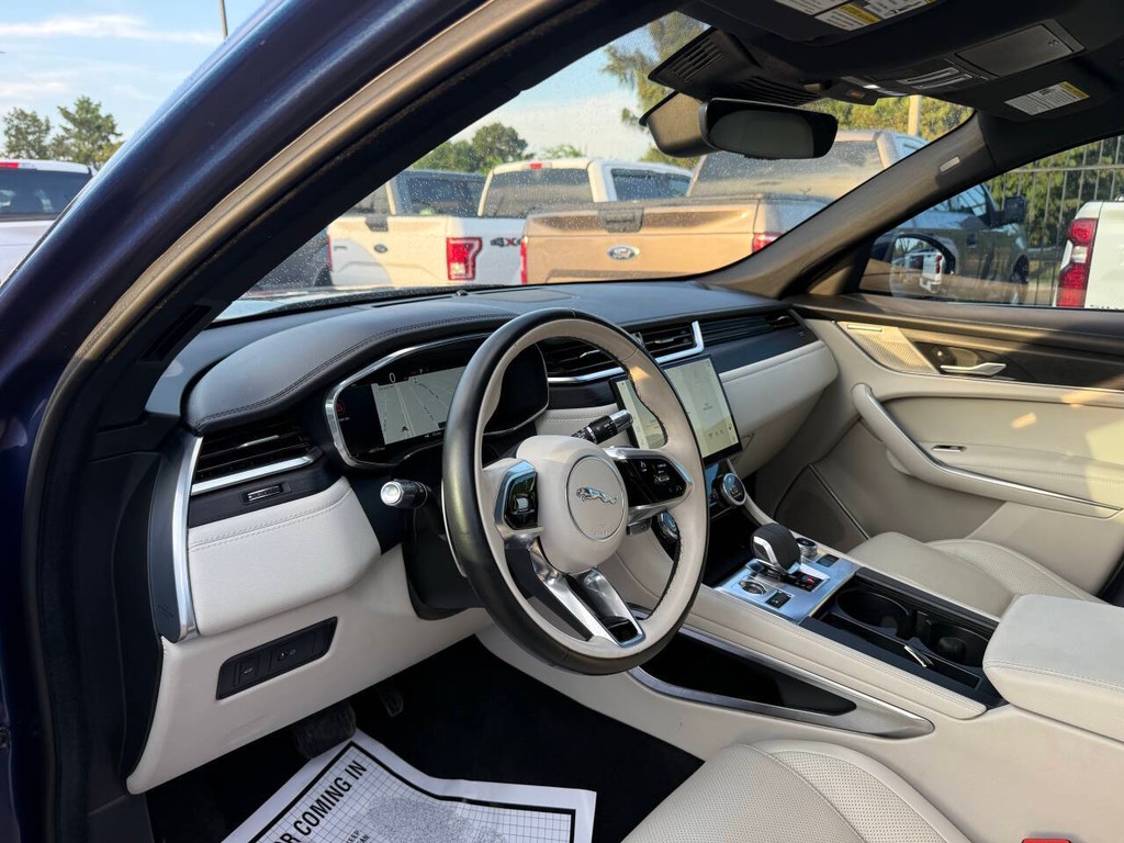 Jaguar F-PACE Vehicle Full-screen Gallery Image 06