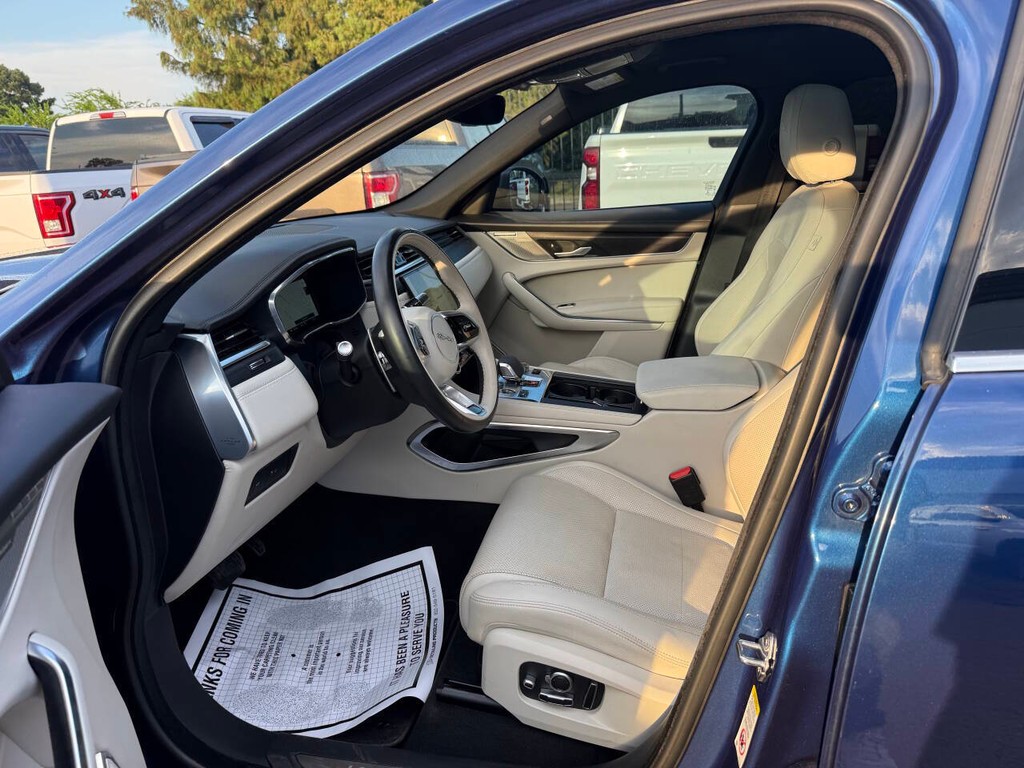 Jaguar F-PACE Vehicle Full-screen Gallery Image 07