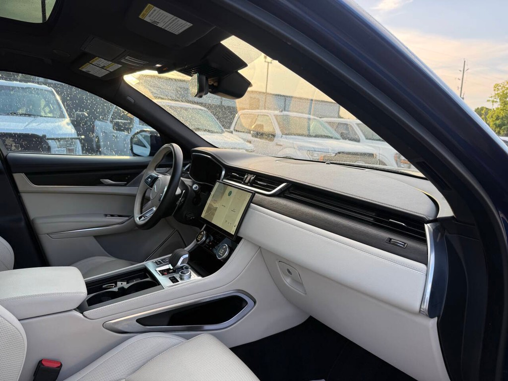 Jaguar F-PACE Vehicle Full-screen Gallery Image 09