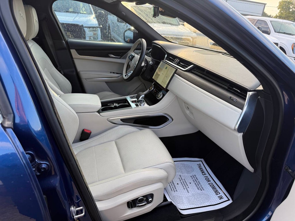 Jaguar F-PACE Vehicle Full-screen Gallery Image 10