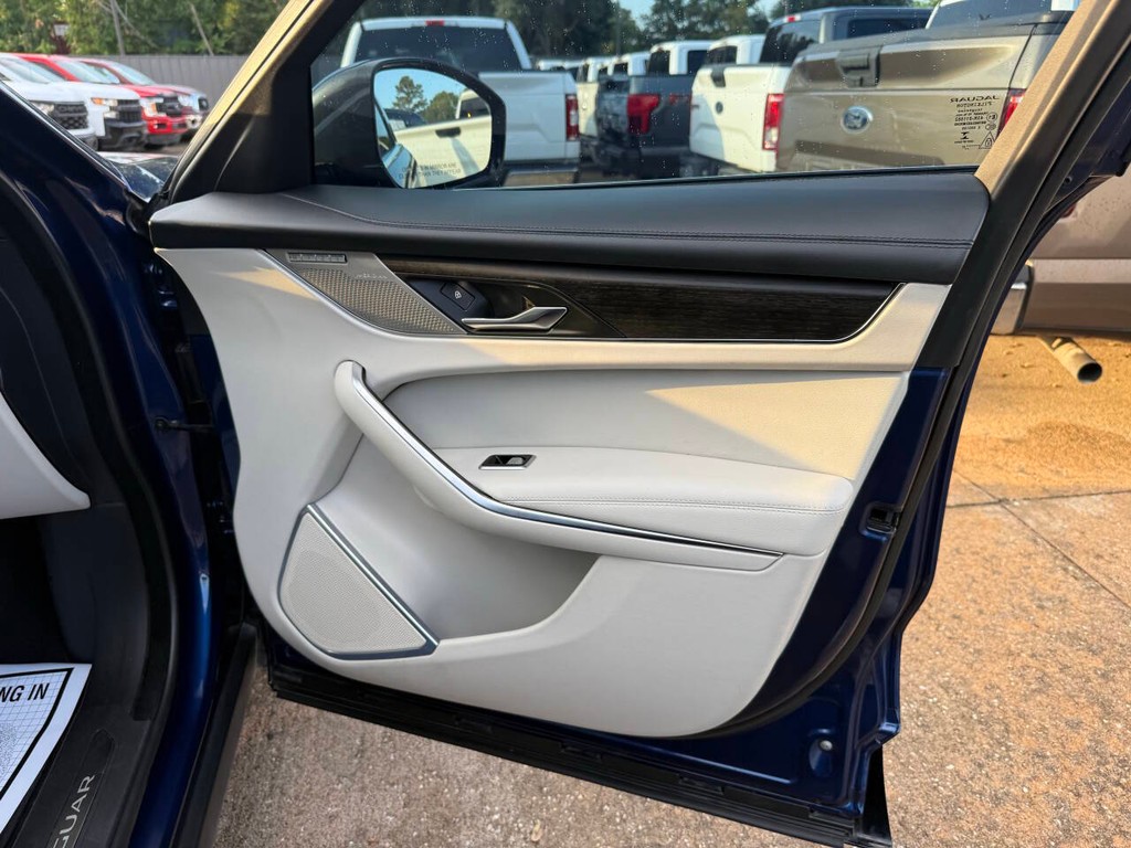 Jaguar F-PACE Vehicle Full-screen Gallery Image 11