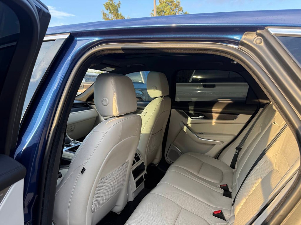 Jaguar F-PACE Vehicle Full-screen Gallery Image 12