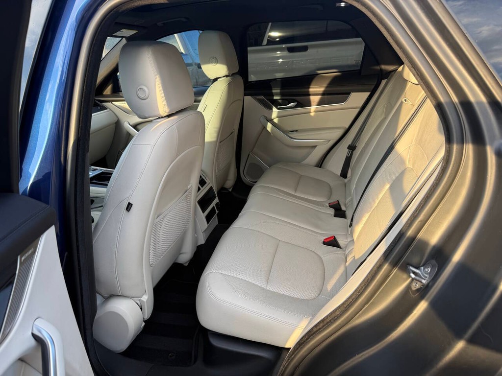 Jaguar F-PACE Vehicle Full-screen Gallery Image 13