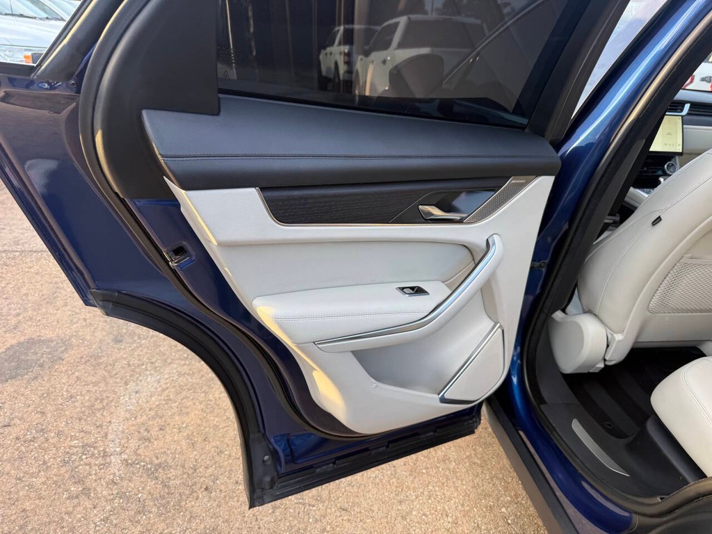 Jaguar F-PACE Vehicle Full-screen Gallery Image 14