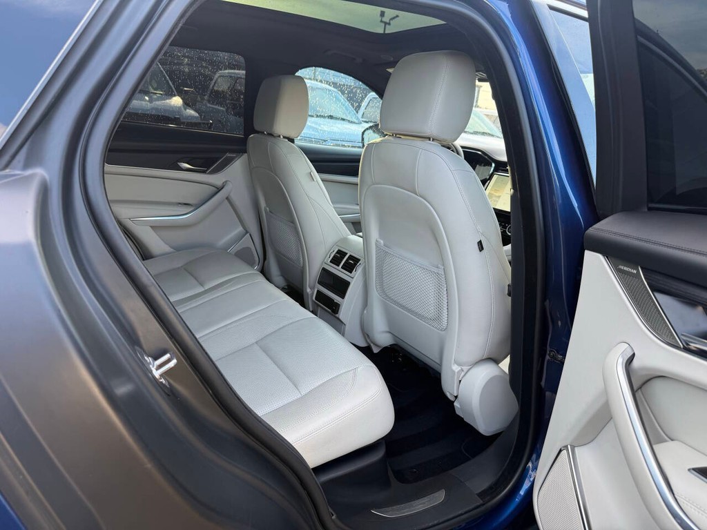 Jaguar F-PACE Vehicle Full-screen Gallery Image 15