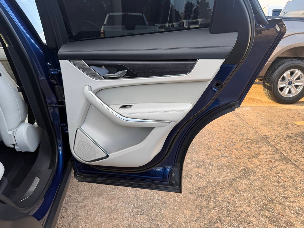 Jaguar F-PACE Vehicle Full-screen Gallery Image 16