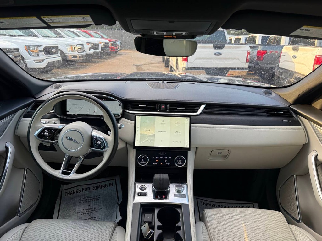Jaguar F-PACE Vehicle Full-screen Gallery Image 17