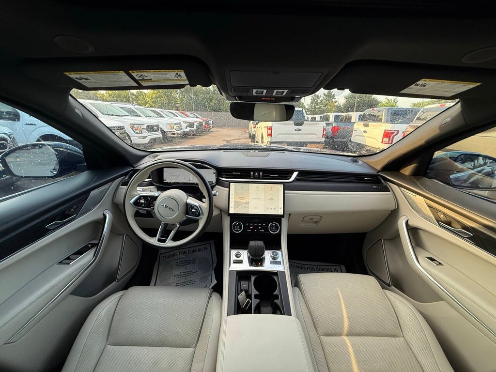Jaguar F-PACE Vehicle Full-screen Gallery Image 18