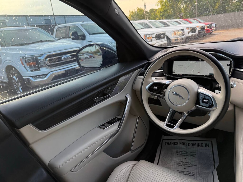 Jaguar F-PACE Vehicle Full-screen Gallery Image 19