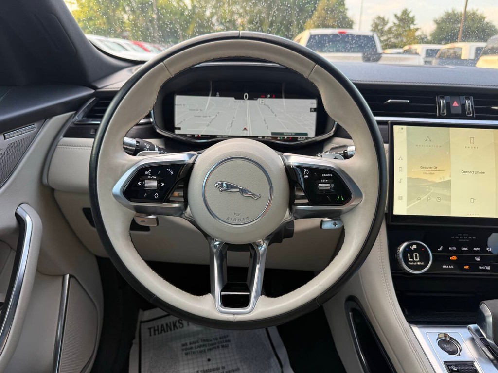 Jaguar F-PACE Vehicle Full-screen Gallery Image 21
