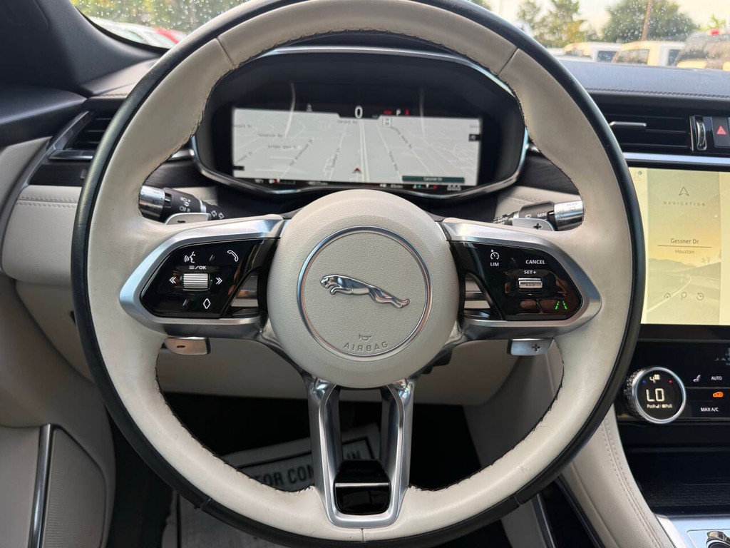 Jaguar F-PACE Vehicle Full-screen Gallery Image 22