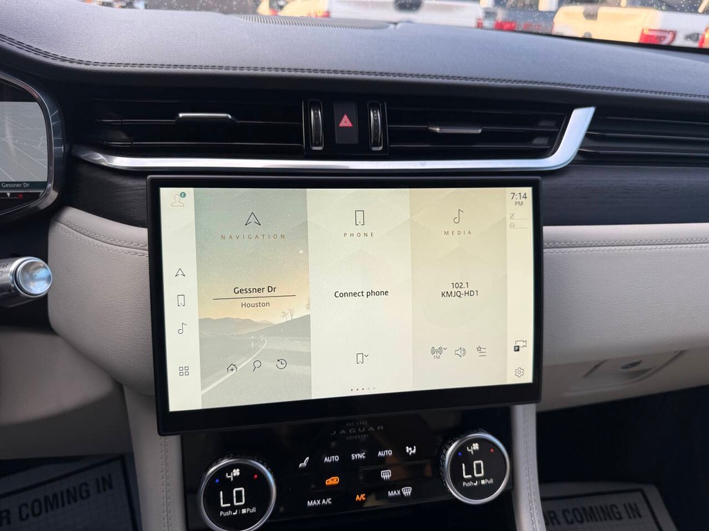 Jaguar F-PACE Vehicle Full-screen Gallery Image 23