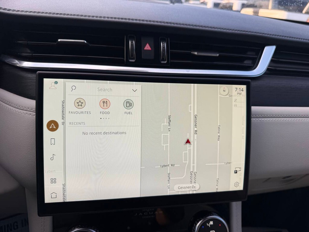 Jaguar F-PACE Vehicle Full-screen Gallery Image 25
