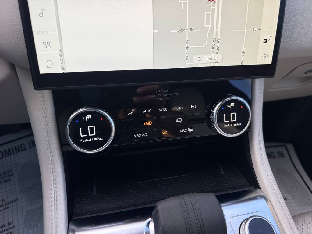 Jaguar F-PACE Vehicle Full-screen Gallery Image 26
