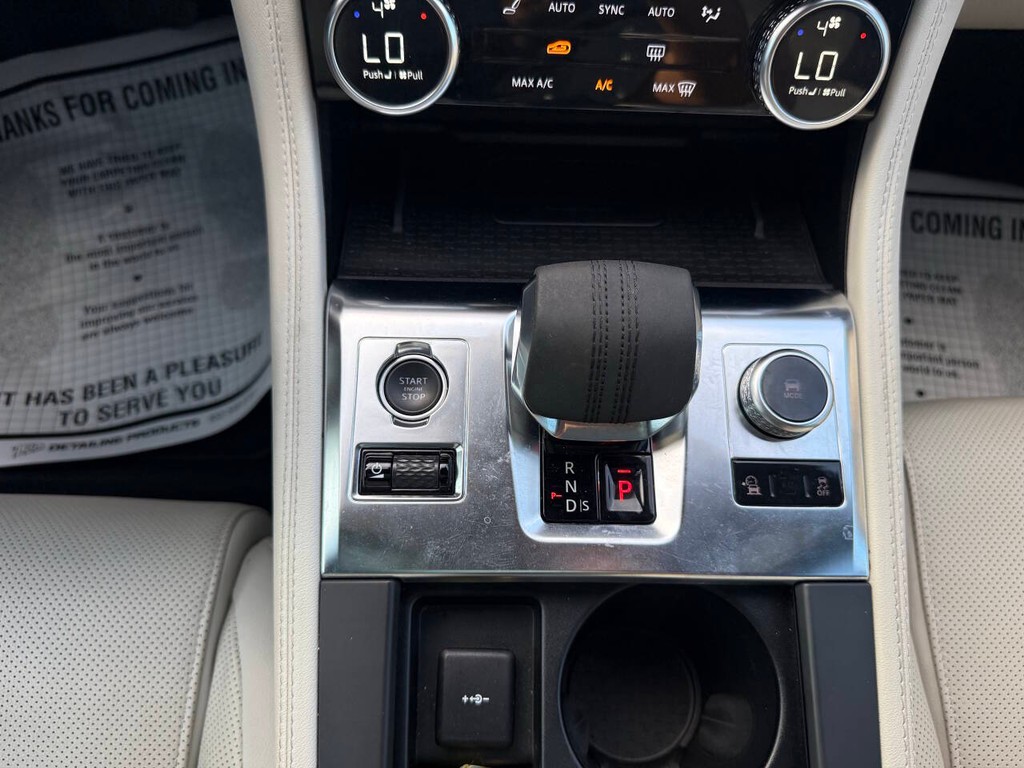 Jaguar F-PACE Vehicle Full-screen Gallery Image 27