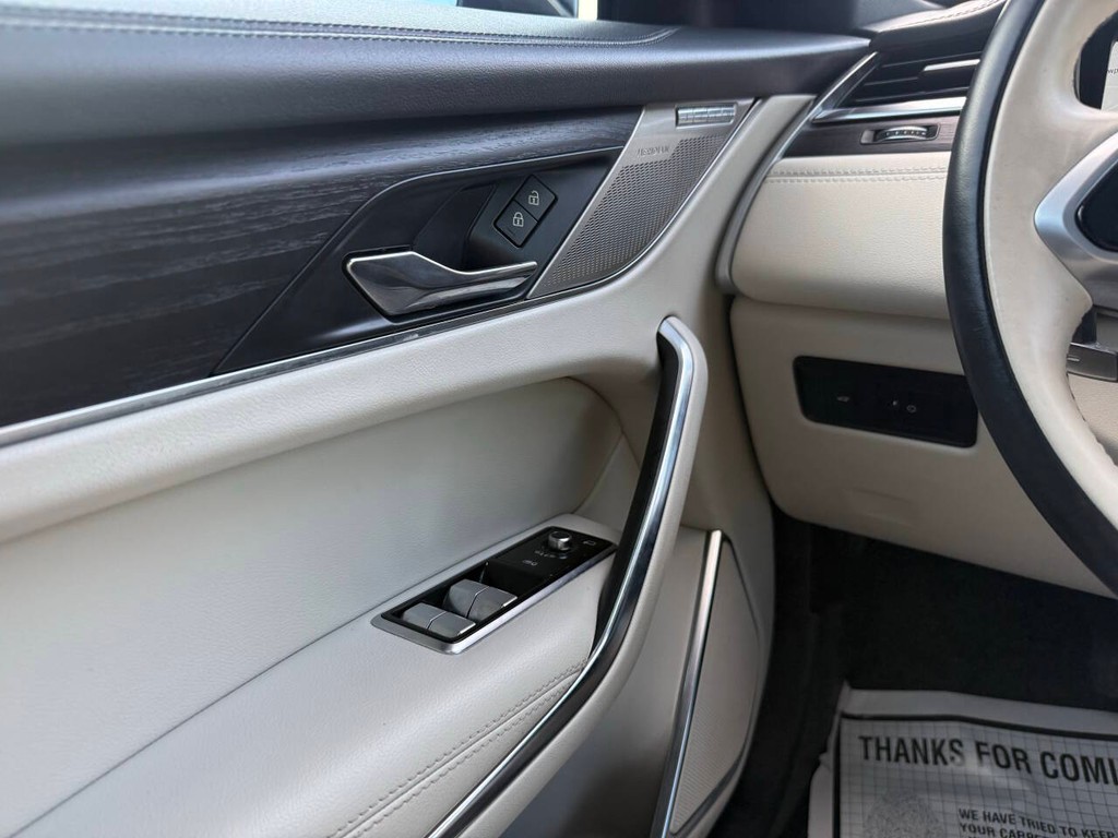 Jaguar F-PACE Vehicle Full-screen Gallery Image 29