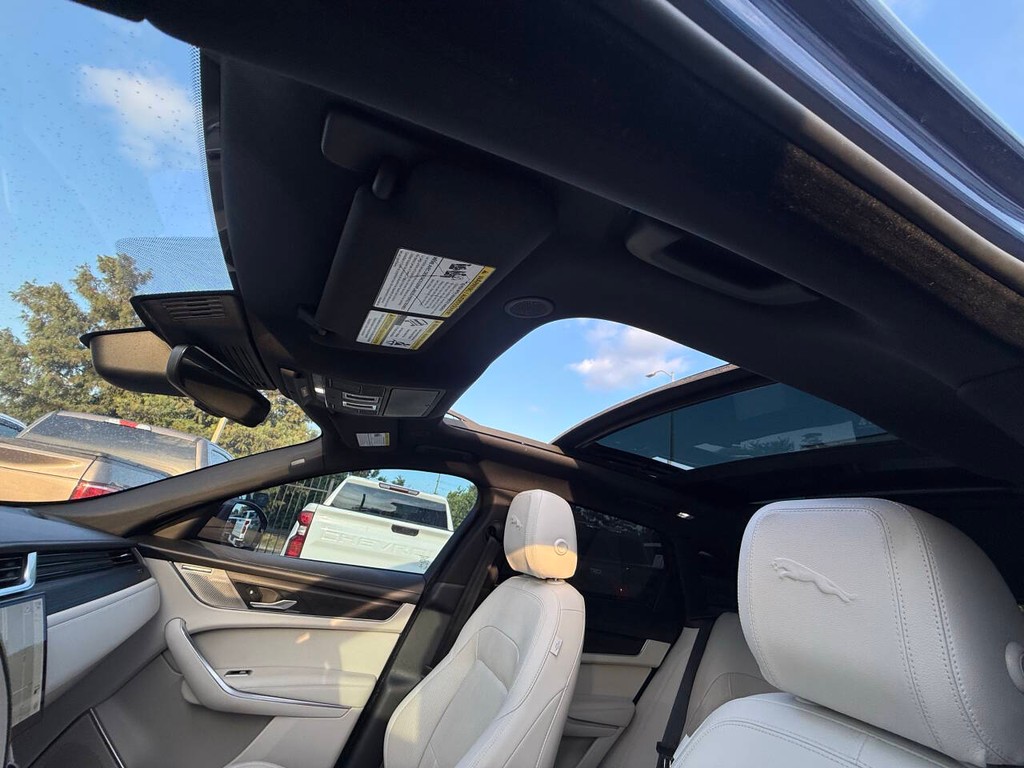 Jaguar F-PACE Vehicle Full-screen Gallery Image 30