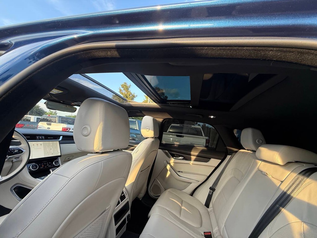 Jaguar F-PACE Vehicle Full-screen Gallery Image 31