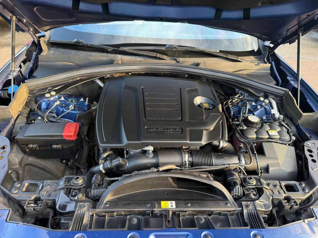 Jaguar F-PACE Vehicle Full-screen Gallery Image 35