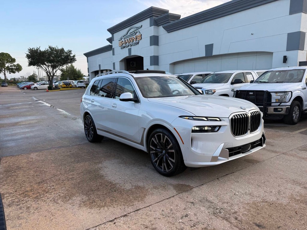 BMW X7 Vehicle Full-screen Gallery Image 02