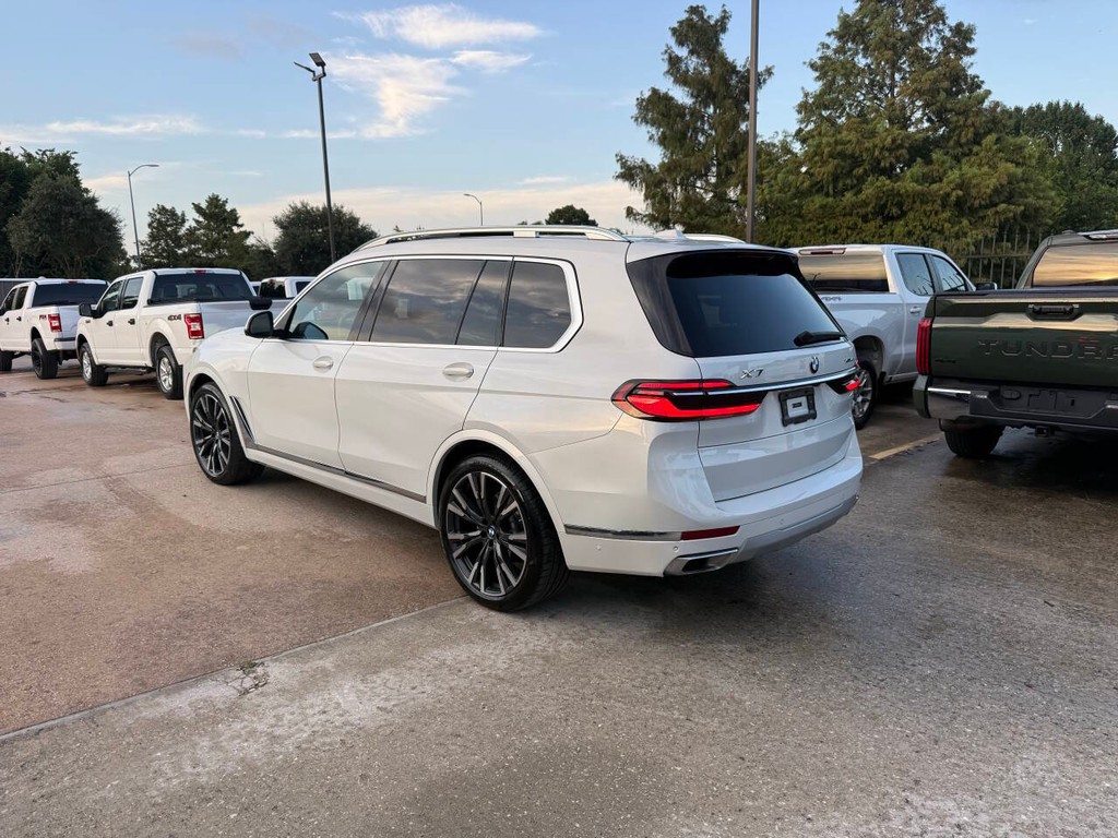 BMW X7 Vehicle Full-screen Gallery Image 04