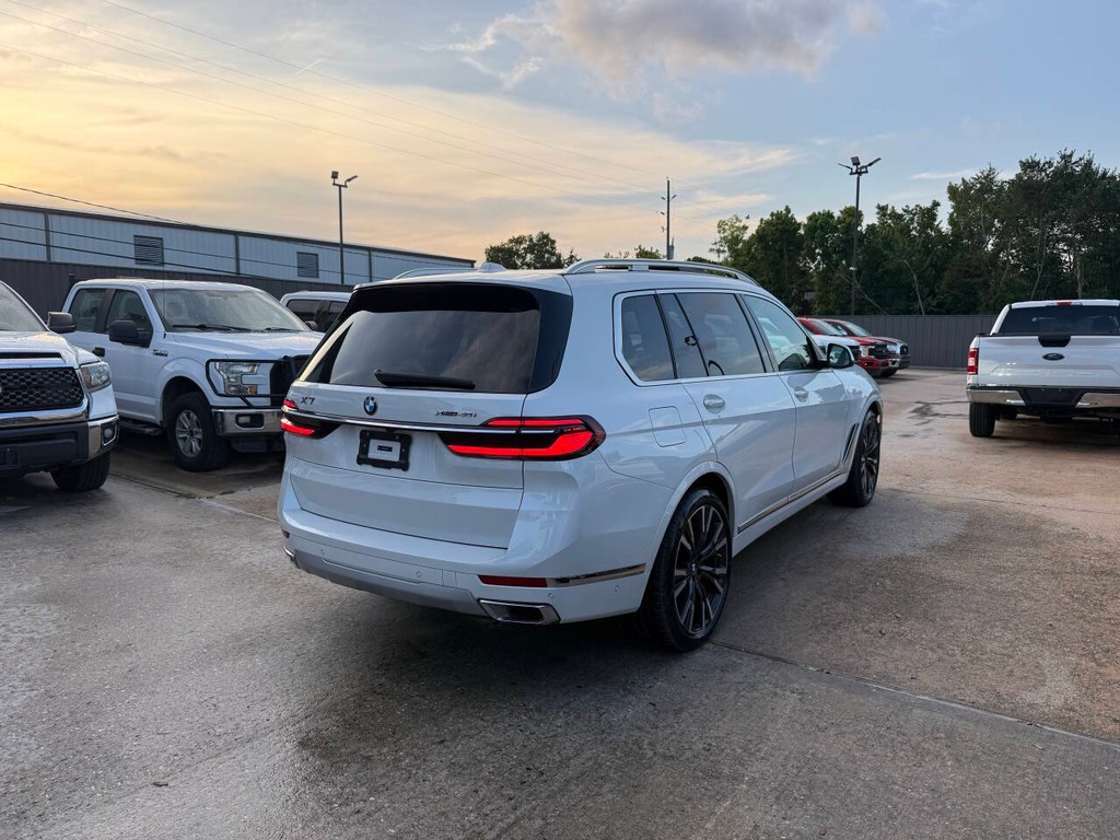 BMW X7 Vehicle Full-screen Gallery Image 05