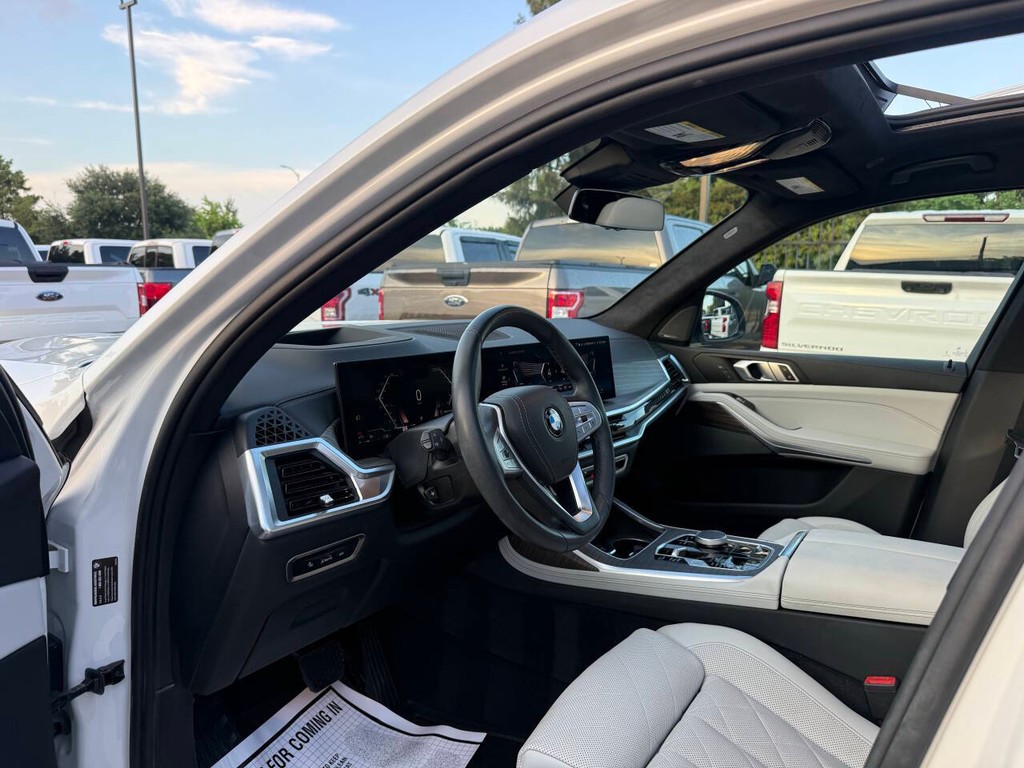 BMW X7 Vehicle Full-screen Gallery Image 06