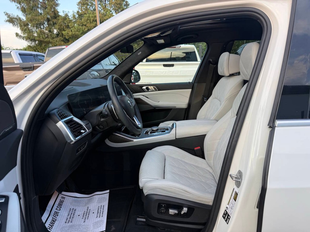 BMW X7 Vehicle Full-screen Gallery Image 07