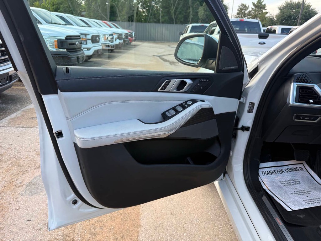 BMW X7 Vehicle Full-screen Gallery Image 08
