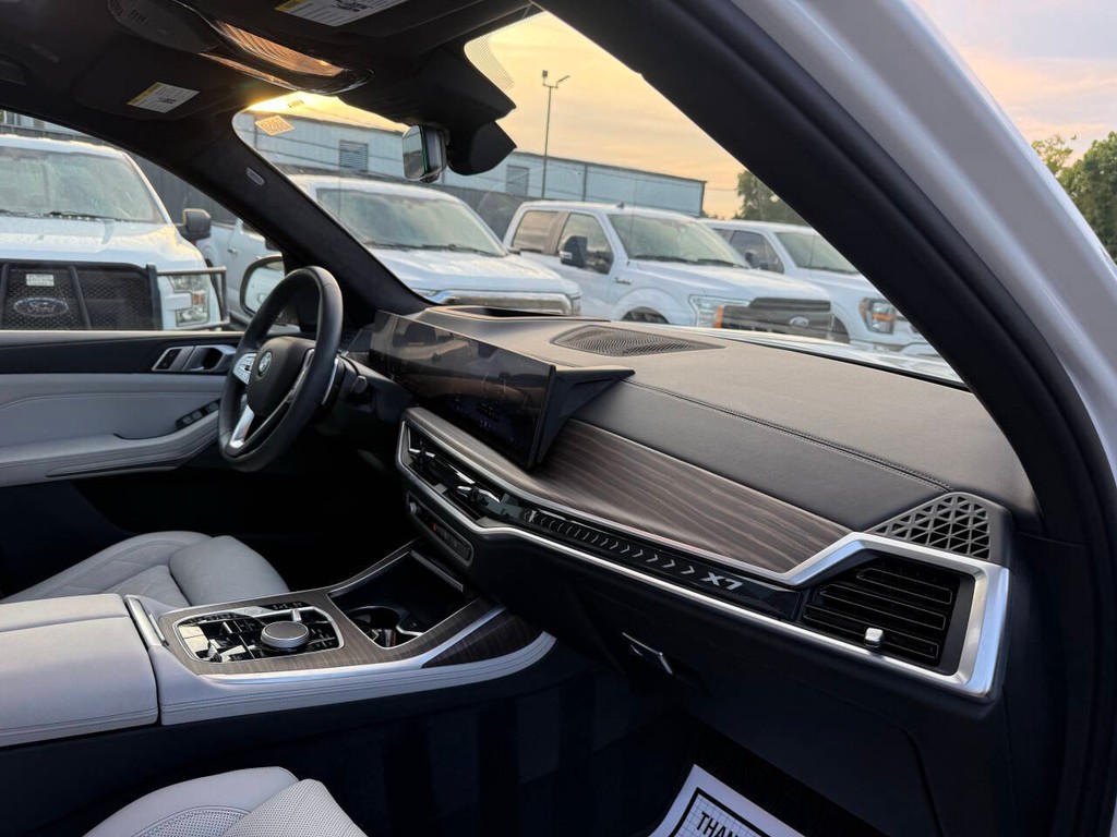 BMW X7 Vehicle Full-screen Gallery Image 09