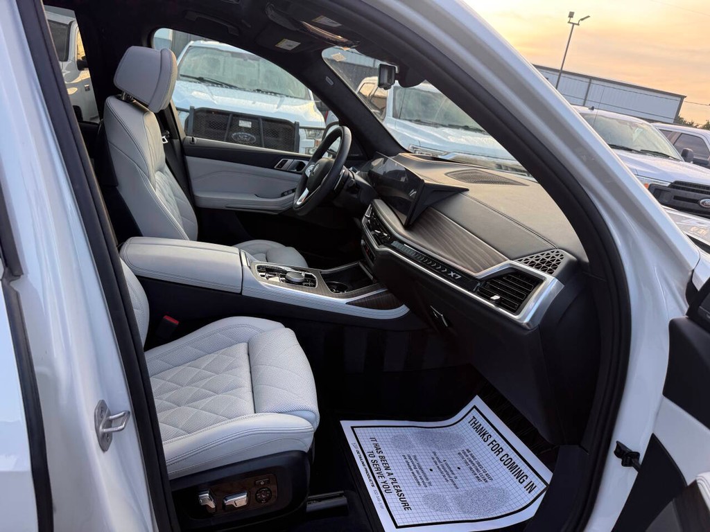 BMW X7 Vehicle Full-screen Gallery Image 10