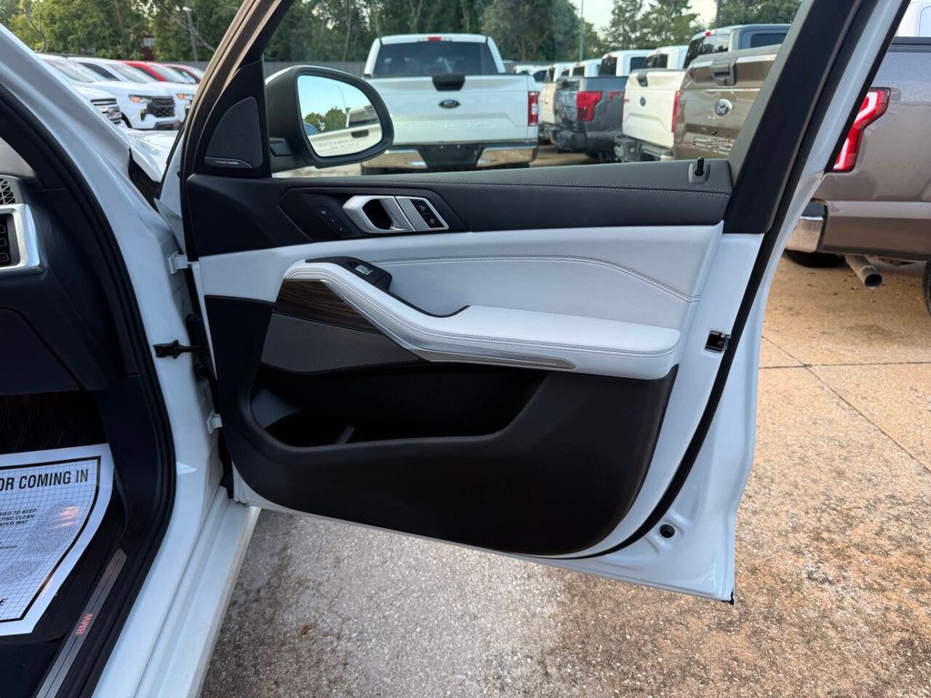 BMW X7 Vehicle Full-screen Gallery Image 11