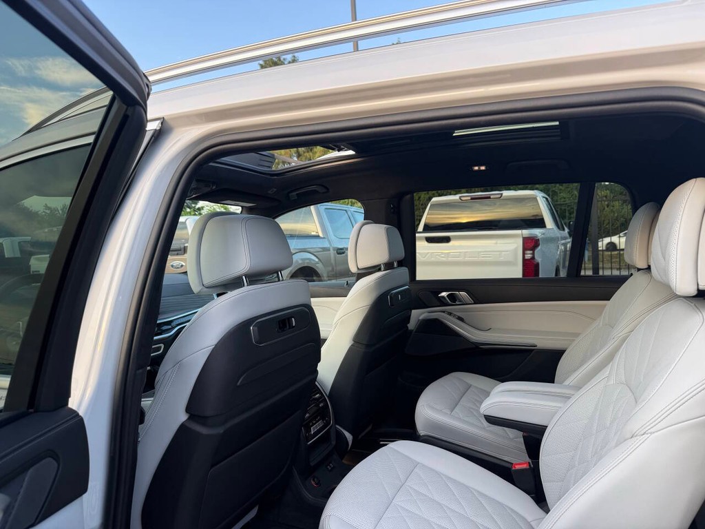 BMW X7 Vehicle Full-screen Gallery Image 12