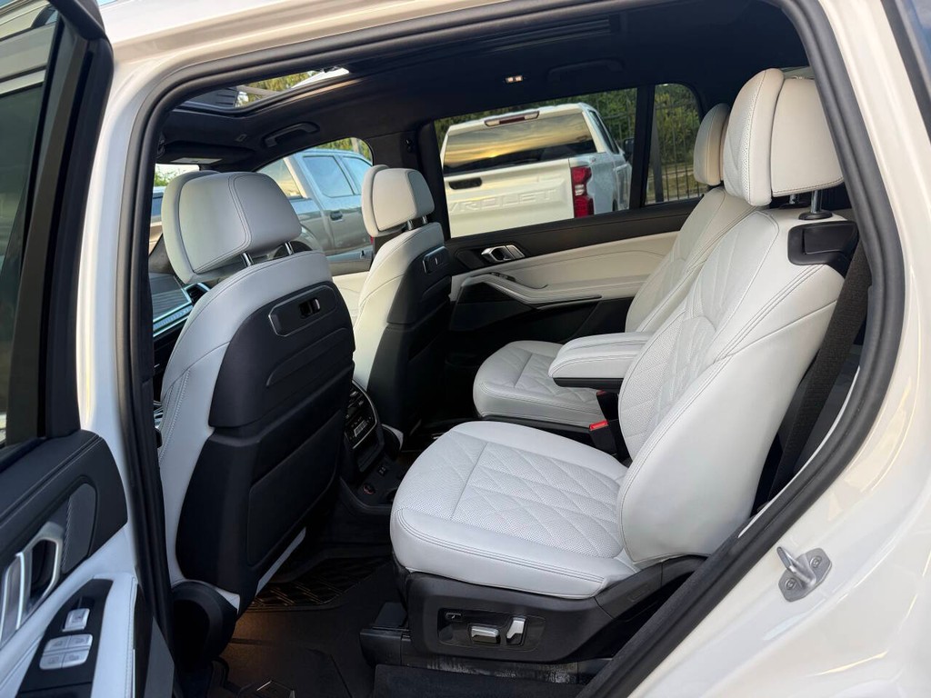 BMW X7 Vehicle Full-screen Gallery Image 13