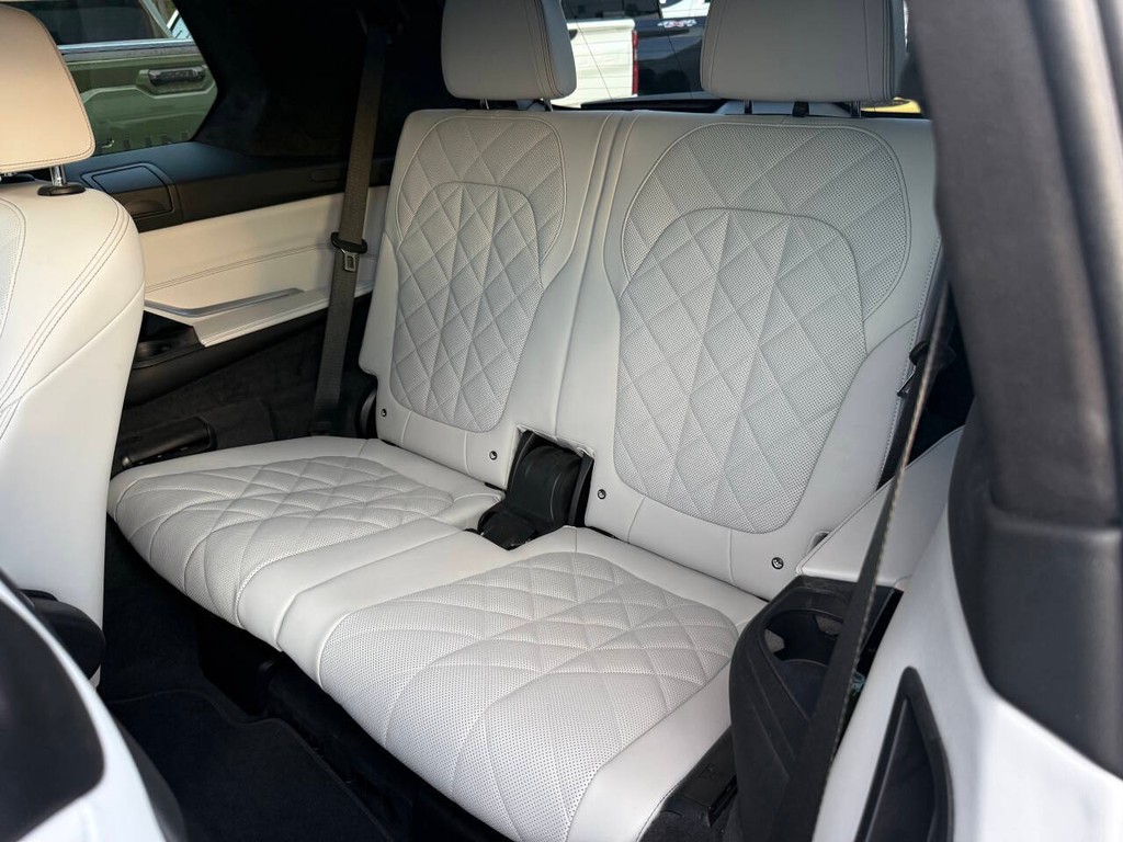 BMW X7 Vehicle Full-screen Gallery Image 14