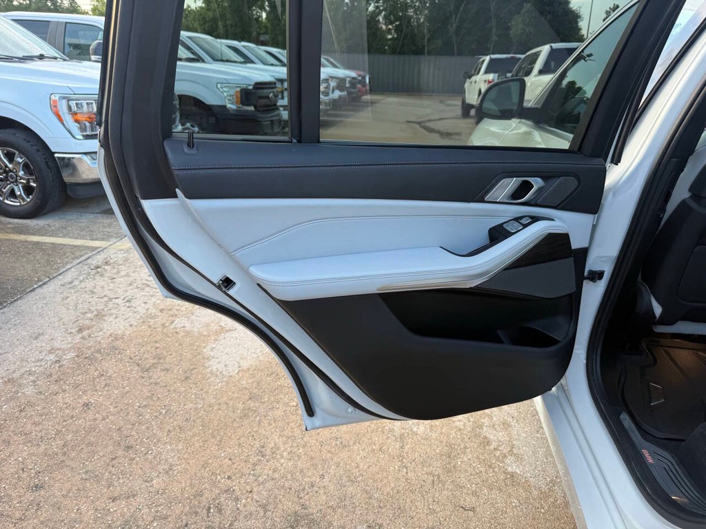 BMW X7 Vehicle Full-screen Gallery Image 15