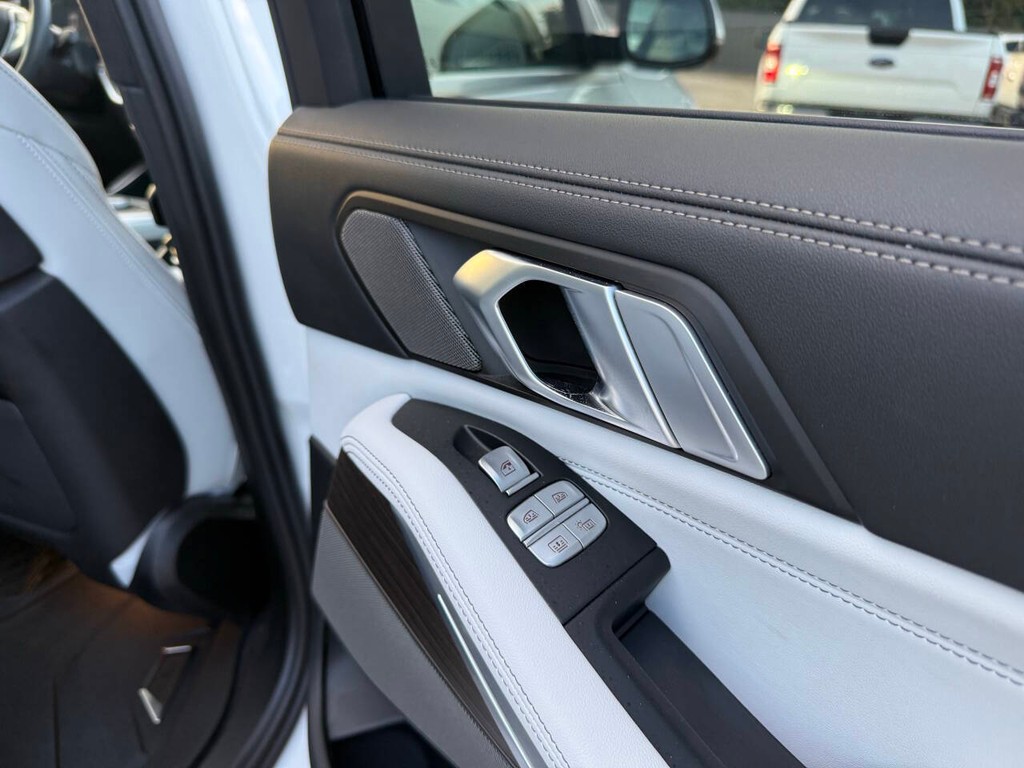 BMW X7 Vehicle Full-screen Gallery Image 16