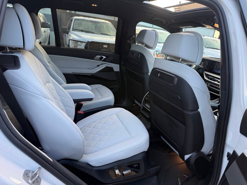 BMW X7 Vehicle Full-screen Gallery Image 17